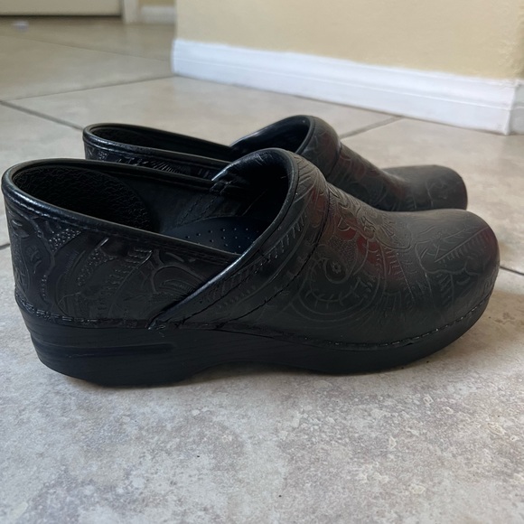 Dansko Clogs Black tooled embossed leather. Size 39 - Picture 8 of 10